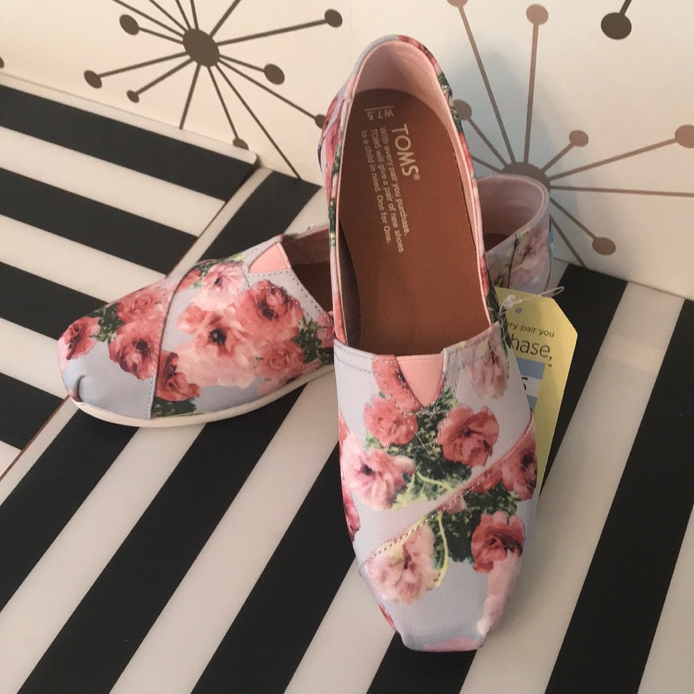 NWT Toms Classic rose print flats